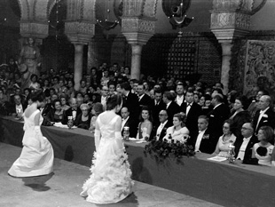 Gala de la Cruz Roja en la Casa de Pilatos, 1966. El Duque de Medinaceli entre Jacqueline Kennedy y Grace Kelly