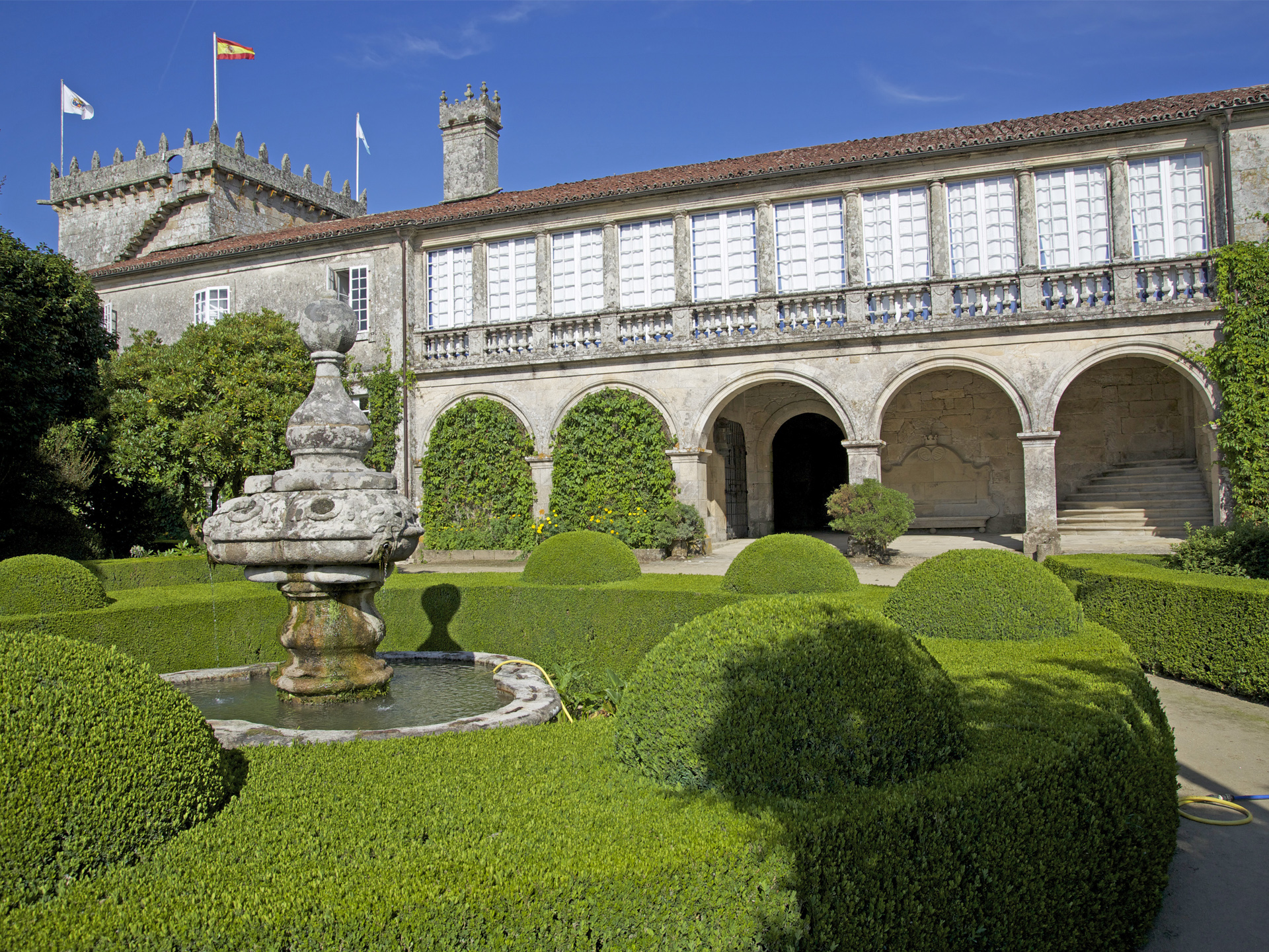 Topiaire et seuil de la cour du Pazo de Oca, A Estrada, Pontevedra, Fundación Casa Ducal de Medinaceli.