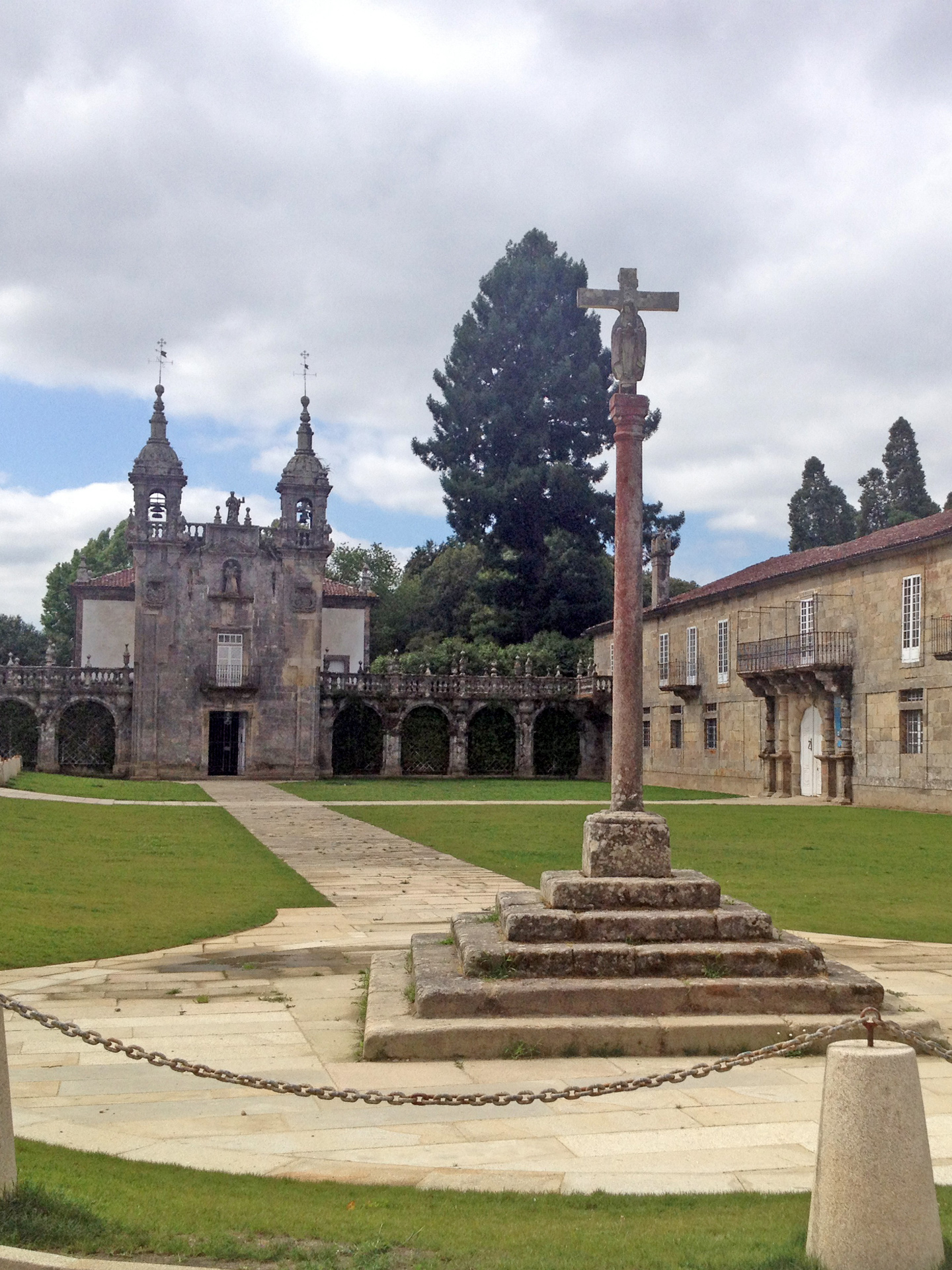 Crucero y plaza de labor del Pazo de Oca, A Estrada, Pontevedra.