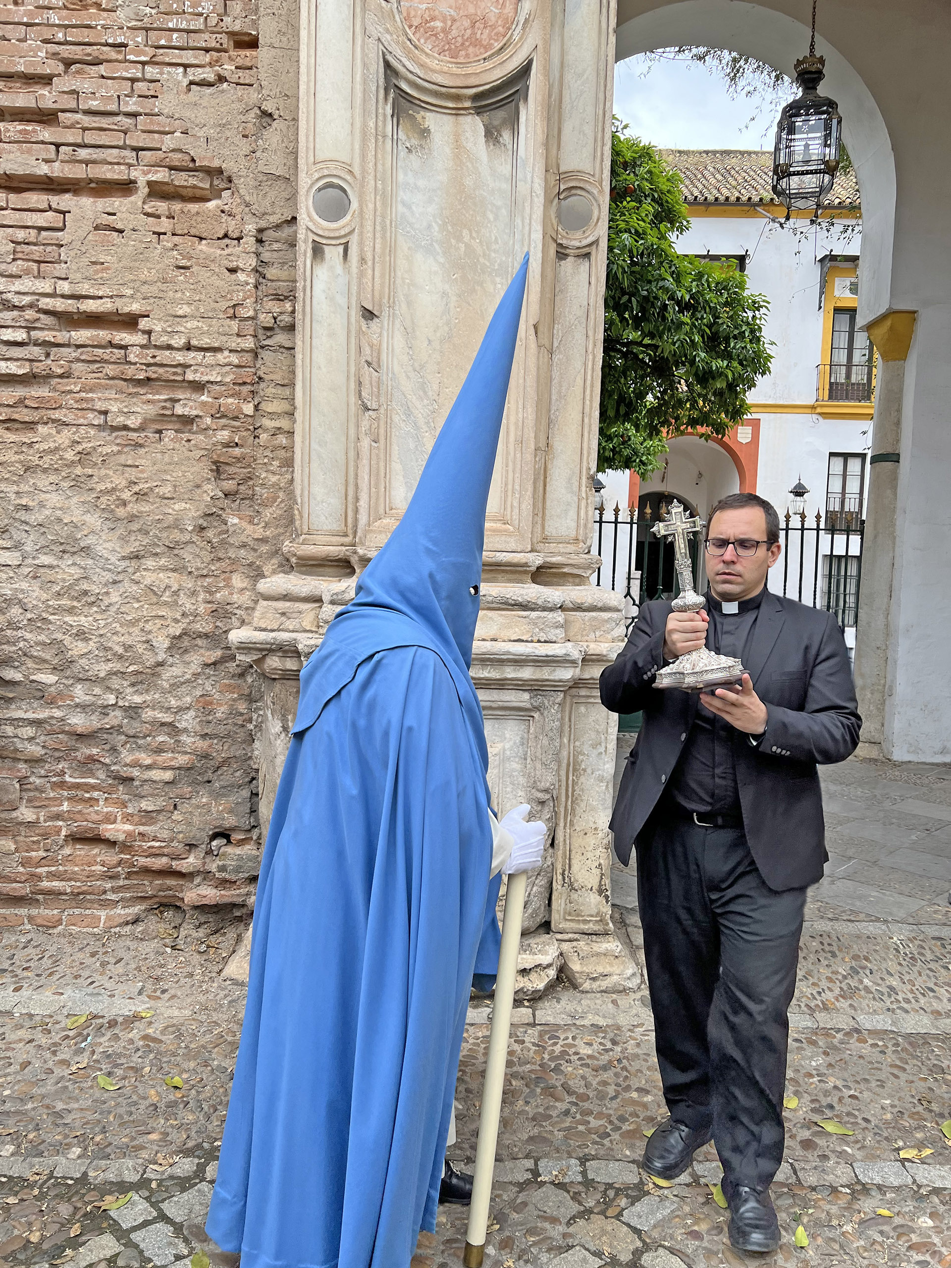 Formation des costaleros de la Confrérie de San Esteban le Mardi Saint