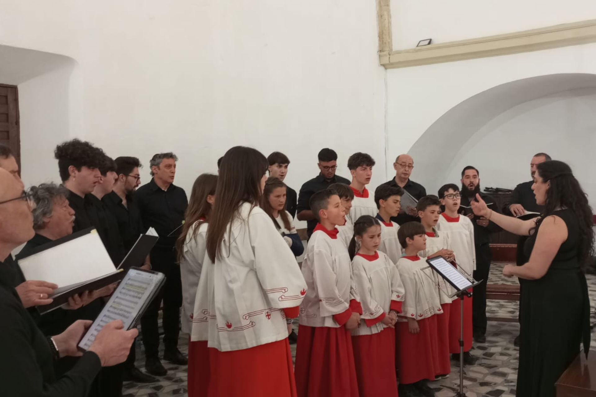 Seises chantant ensemble à Ibros (Jaen) le 11 mai 2024. Notre Dame Virgen de los Remedios.