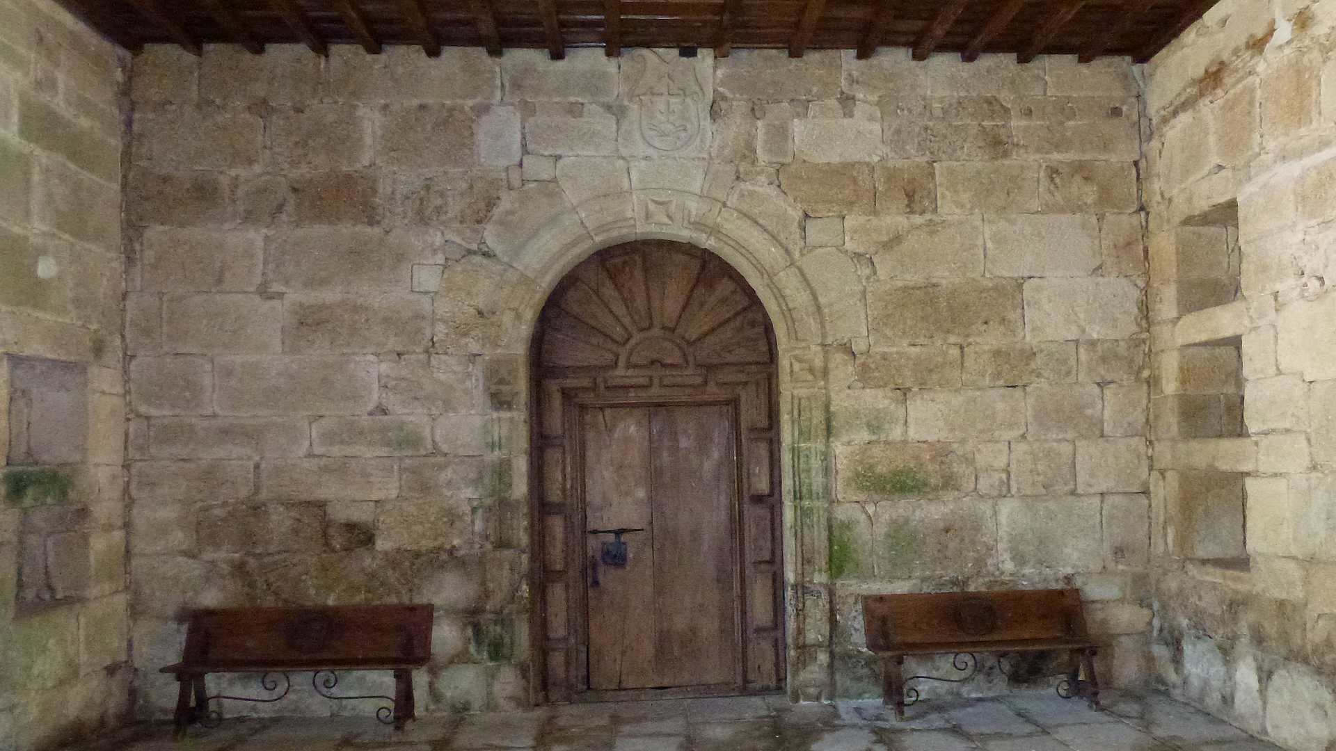 Hall d'entrée du Pazo de Oca avec les armoiries de Neira