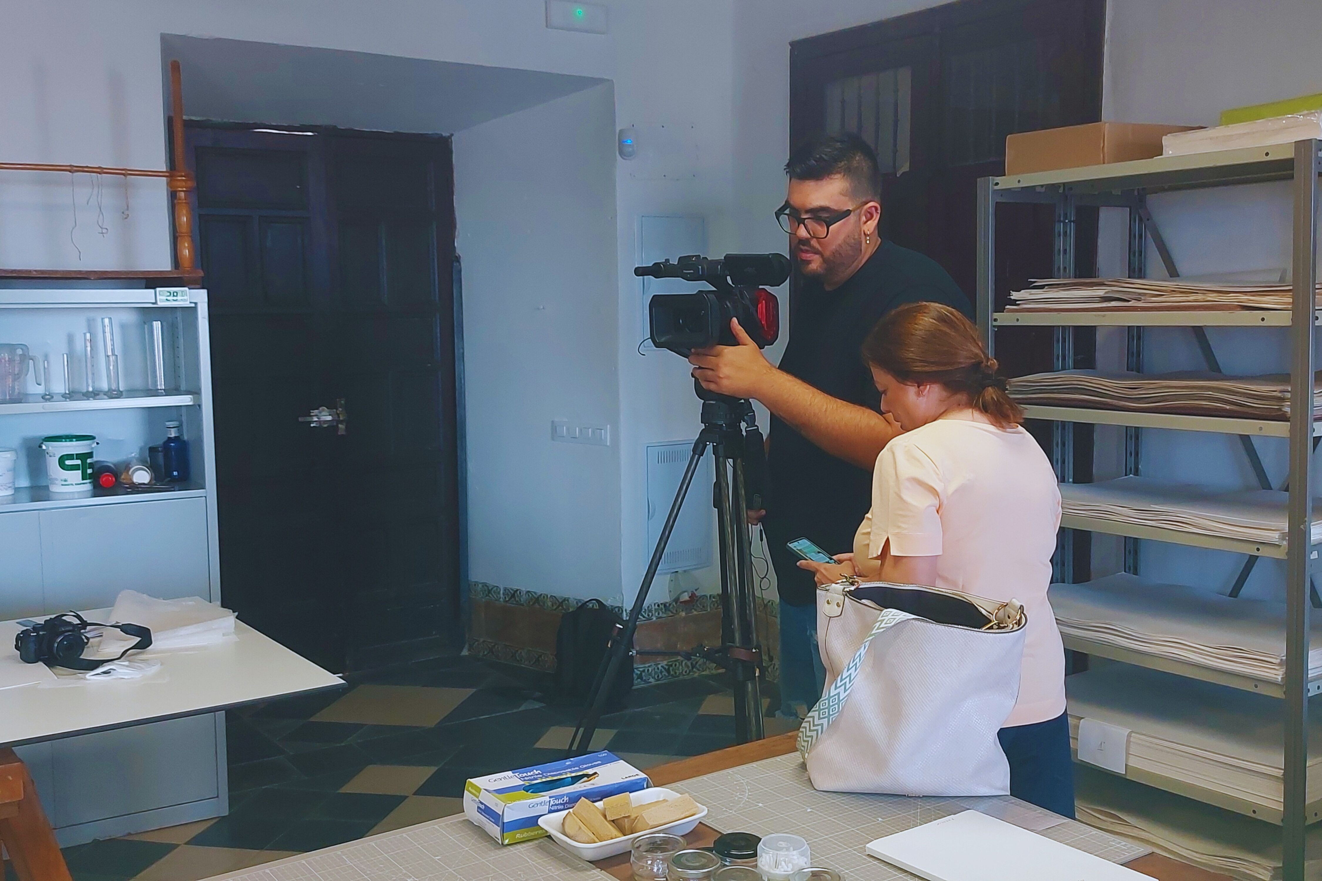 Grabación del Canal Diocesano en el Taller de Restauración de Documento Gráfico en el Hospital de Tavera