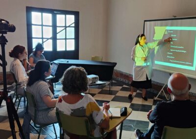 Sor María Dolores impartiendo clase en el Curso de Restauración de libros manuscritos con un elevado grado de deterioro.