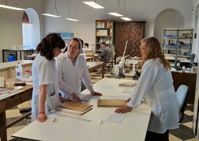 Sor María Dolores impartiendo clase en el Curso de Restauración de libros manuscritos con un elevado grado de deterioro.