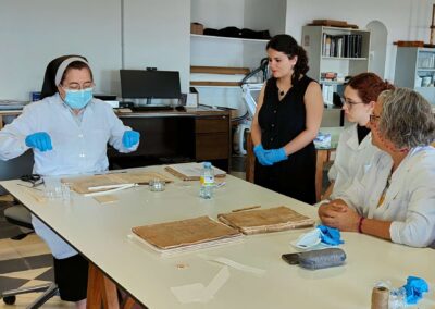 Sor María Dolores impartiendo clase en el Curso de Restauración de libros manuscritos con un elevado grado de deterioro.