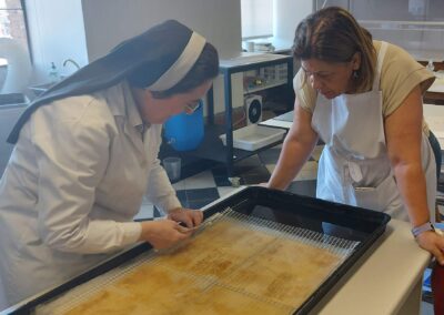 Sor María Dolores impartiendo clase en el curso de "Restauración de libros manuscritos con un elevado grado de deterioro" en el Hospital de Tavera