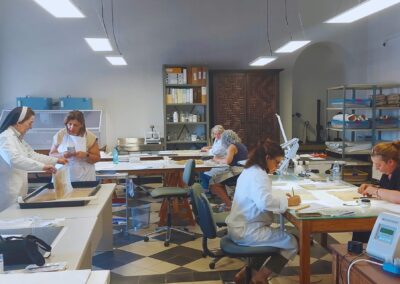 Sister María Dolores teaching a course on "Restoration of manuscript books with a high degree of deterioration" at the Hospital de Tavera.