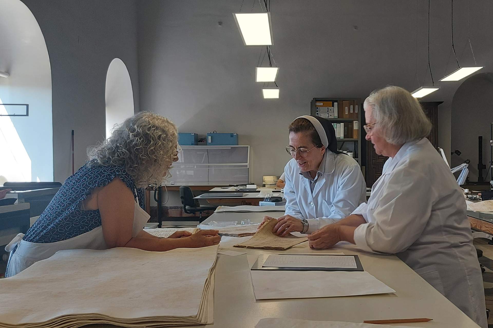 Sor María Dolores impartiendo clase en el curso de "Restauración de libros manuscritos con un elevado grado de deterioro" en el Hospital de Tavera