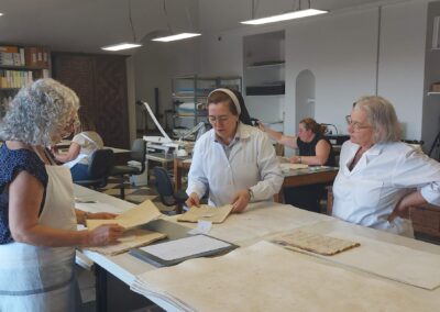 Sor María Dolores impartiendo clase en el curso de "Restauración de libros manuscritos con un elevado grado de deterioro" en el Hospital de Tavera