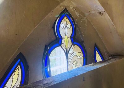 Restoration of the wall and stained glass window of the pantheon of the Marqueses de la Torrecilla in the cemetery of San Isidro in Madrid.