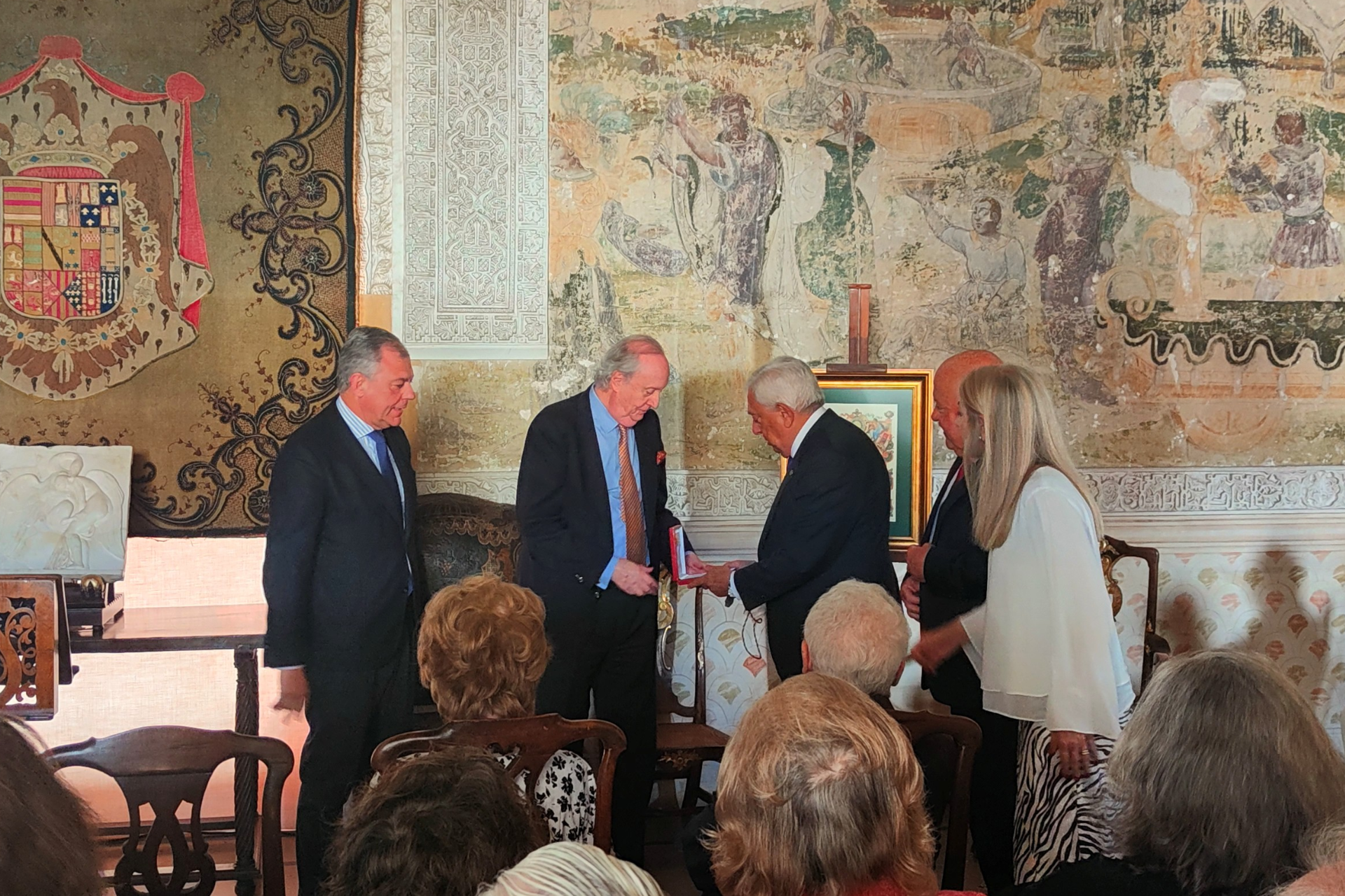 El Duque de Segorbe, don Ignacio de Medina y Fernández de Córdoba, recibe, la Medalla de Oro de la Cámara de Comercio de Sevilla